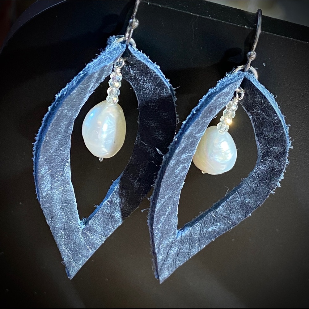 Leather & pearl teardrop earrings